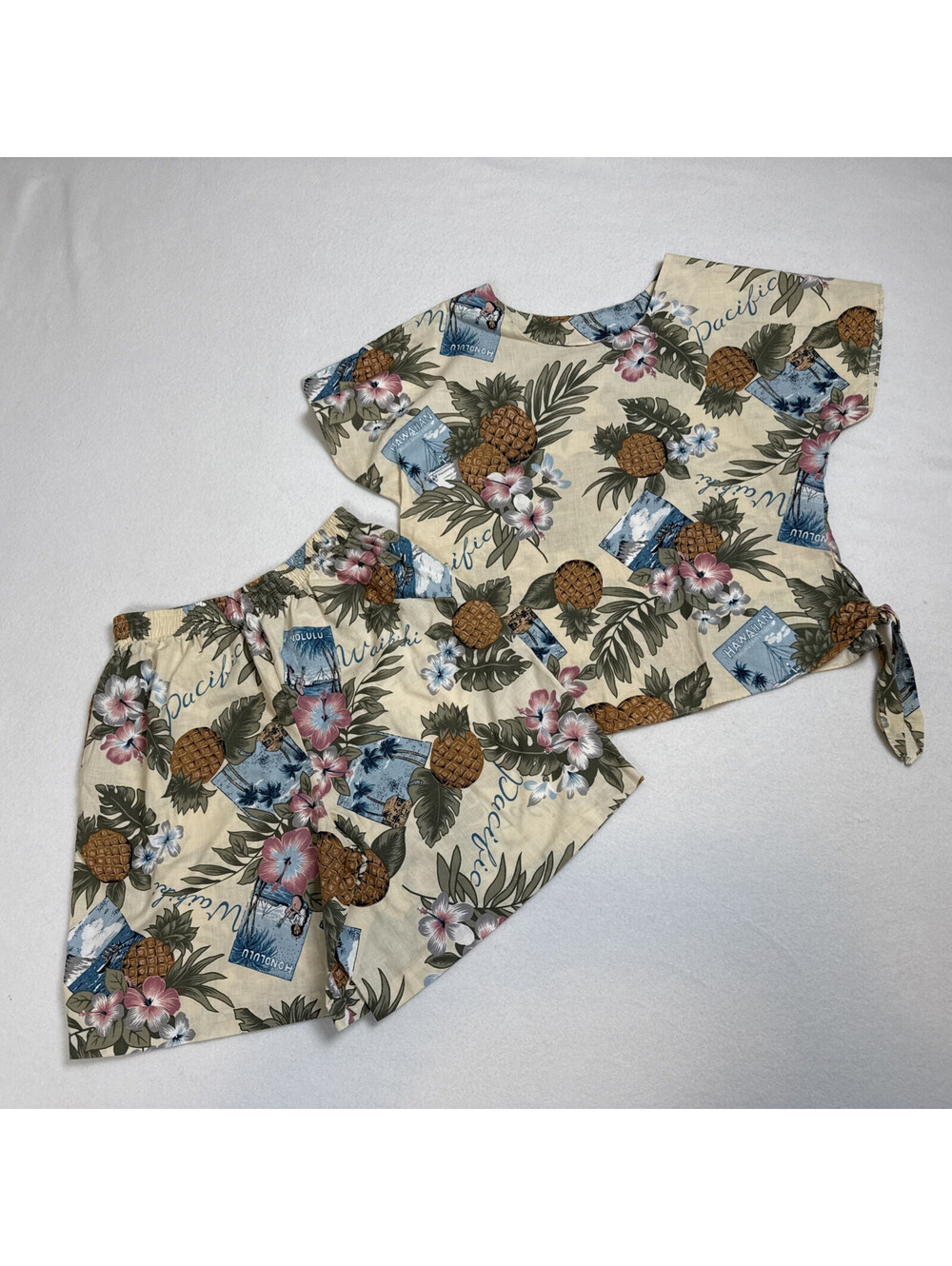 HILO HATTIE Hawaiian Original 2 Pc Set Medium Shorts Top Blouse Floral Tour Vtg - Picture 1 of 12